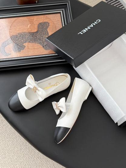 C 25P New Bow-Decorated Flat Loafers