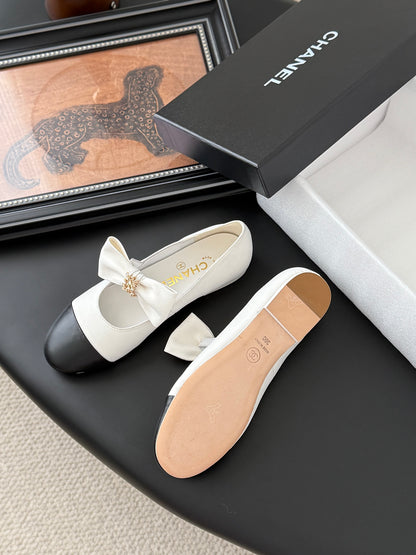 C 25P New Bow-Decorated Flat Loafers