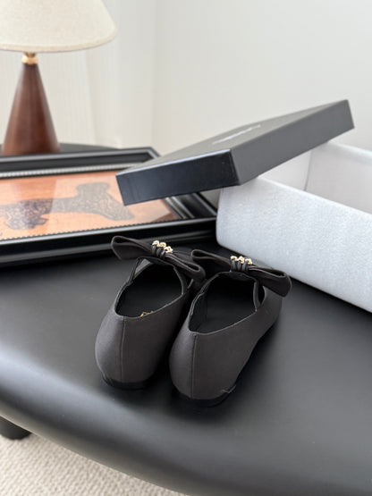 C 25P New Bow-Decorated Flat Loafers