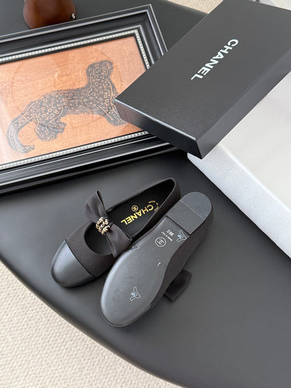 C 25P New Bow-Decorated Flat Loafers