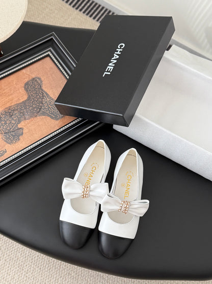 C 25P New Bow-Decorated Flat Loafers