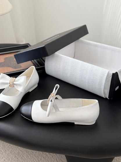 C 25P New Bow-Decorated Flat Loafers