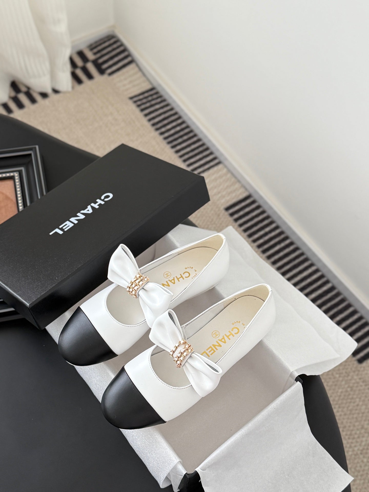 C 25P New Bow-Decorated Flat Loafers