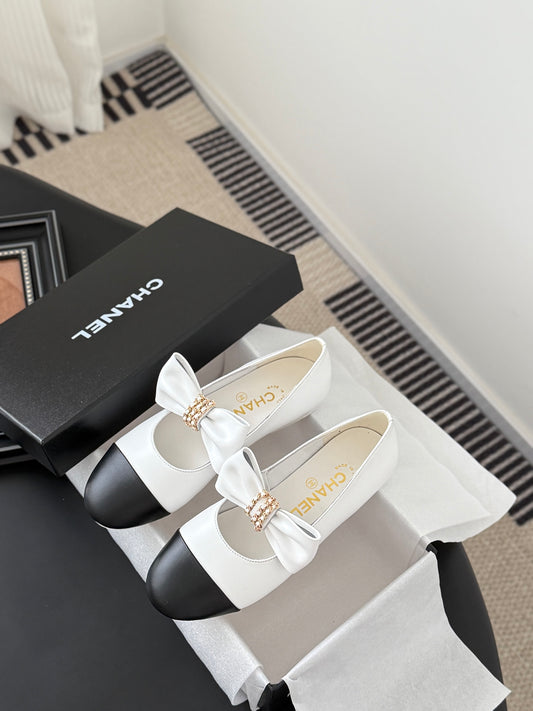 C 25P New Bow-Decorated Flat Loafers