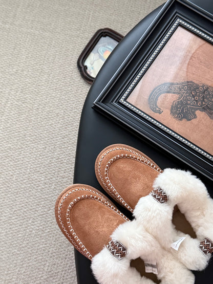25 Plush snow boots