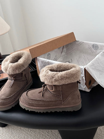25 Plush snow boots