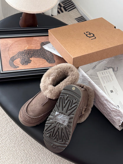 25 Plush snow boots