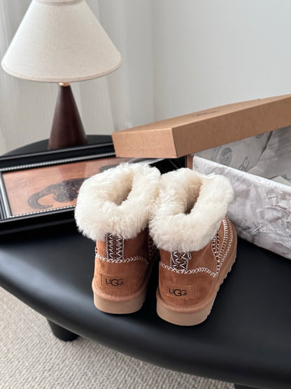 25 Plush snow boots