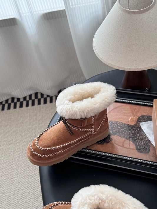 25 Plush snow boots