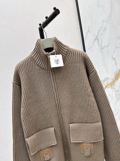 He 25 New Classic H-Pattern Decorative Pocket Wool Knitted Cardigan(GRAY/RED)