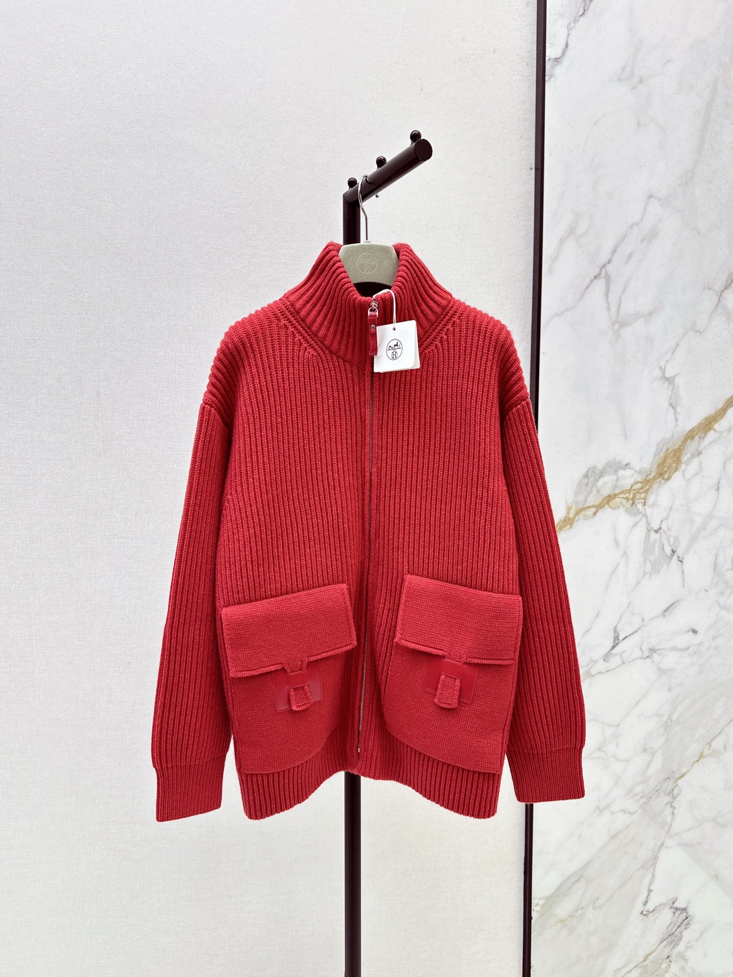 He 25 New Classic H-Pattern Decorative Pocket Wool Knitted Cardigan(GRAY/RED)
