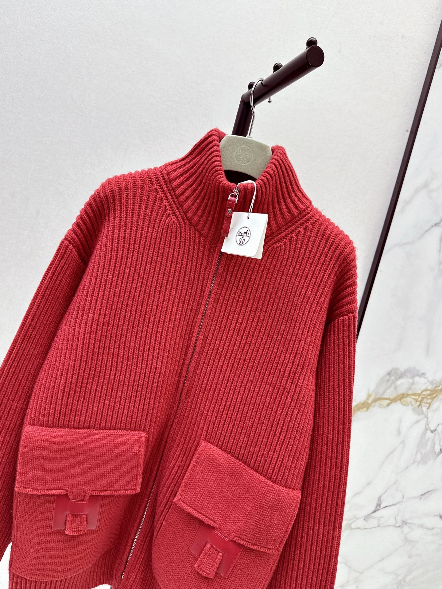 He 25 New Classic H-Pattern Decorative Pocket Wool Knitted Cardigan(GRAY/RED)