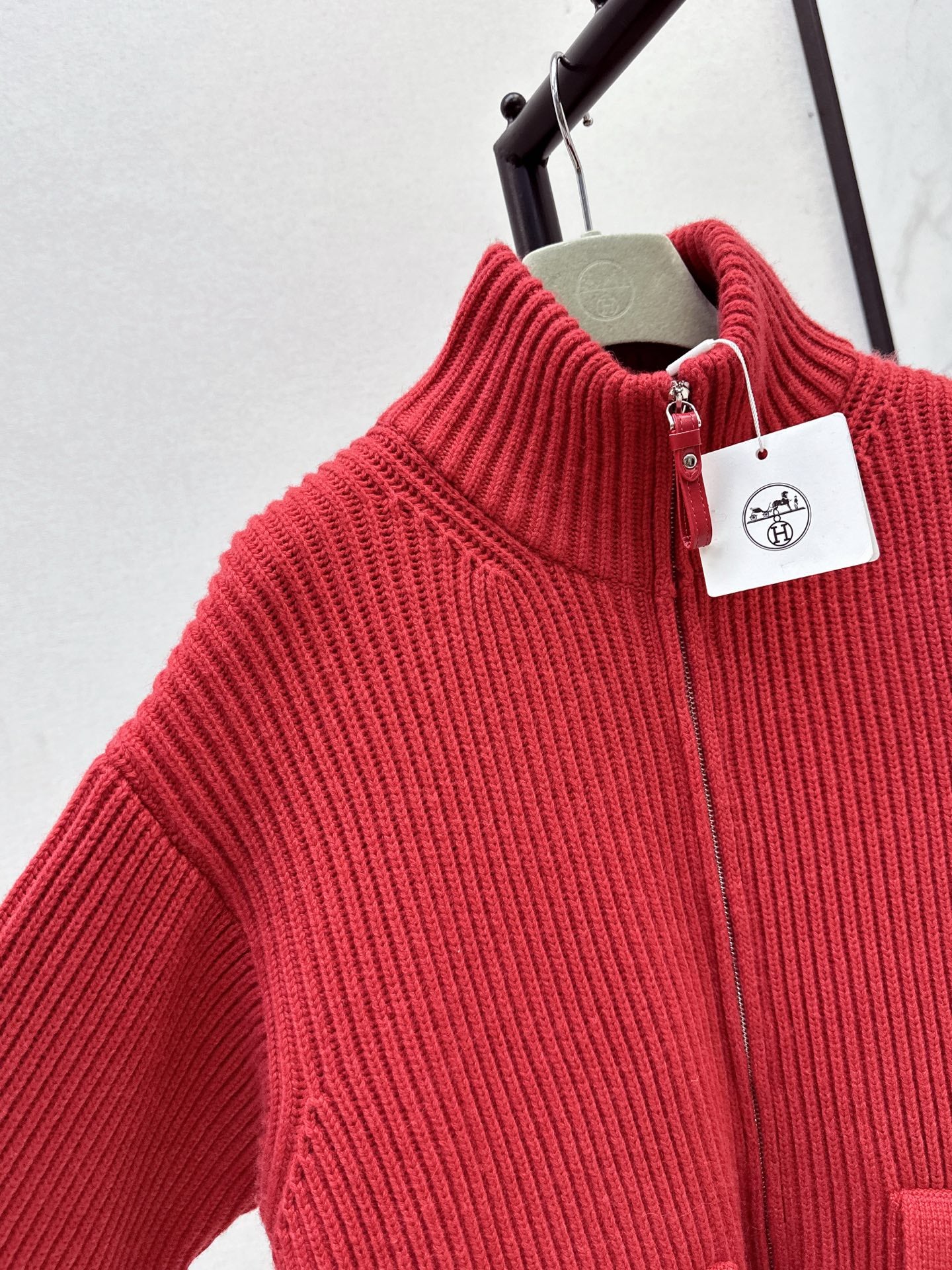He 25 New Classic H-Pattern Decorative Pocket Wool Knitted Cardigan(GRAY/RED)