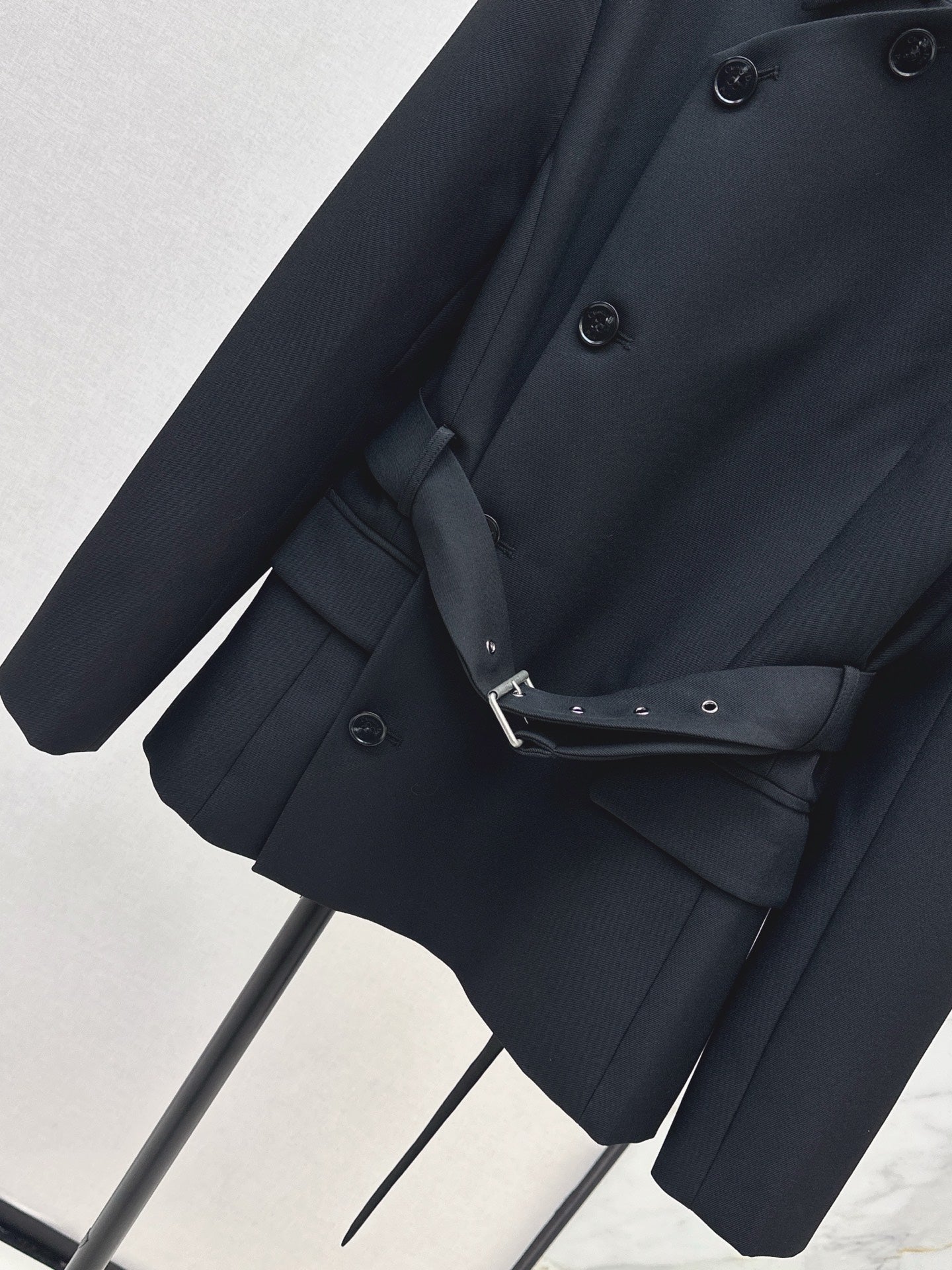 Di 25 New slanted buckle waistband suit jacket（WHITE/BLACK）