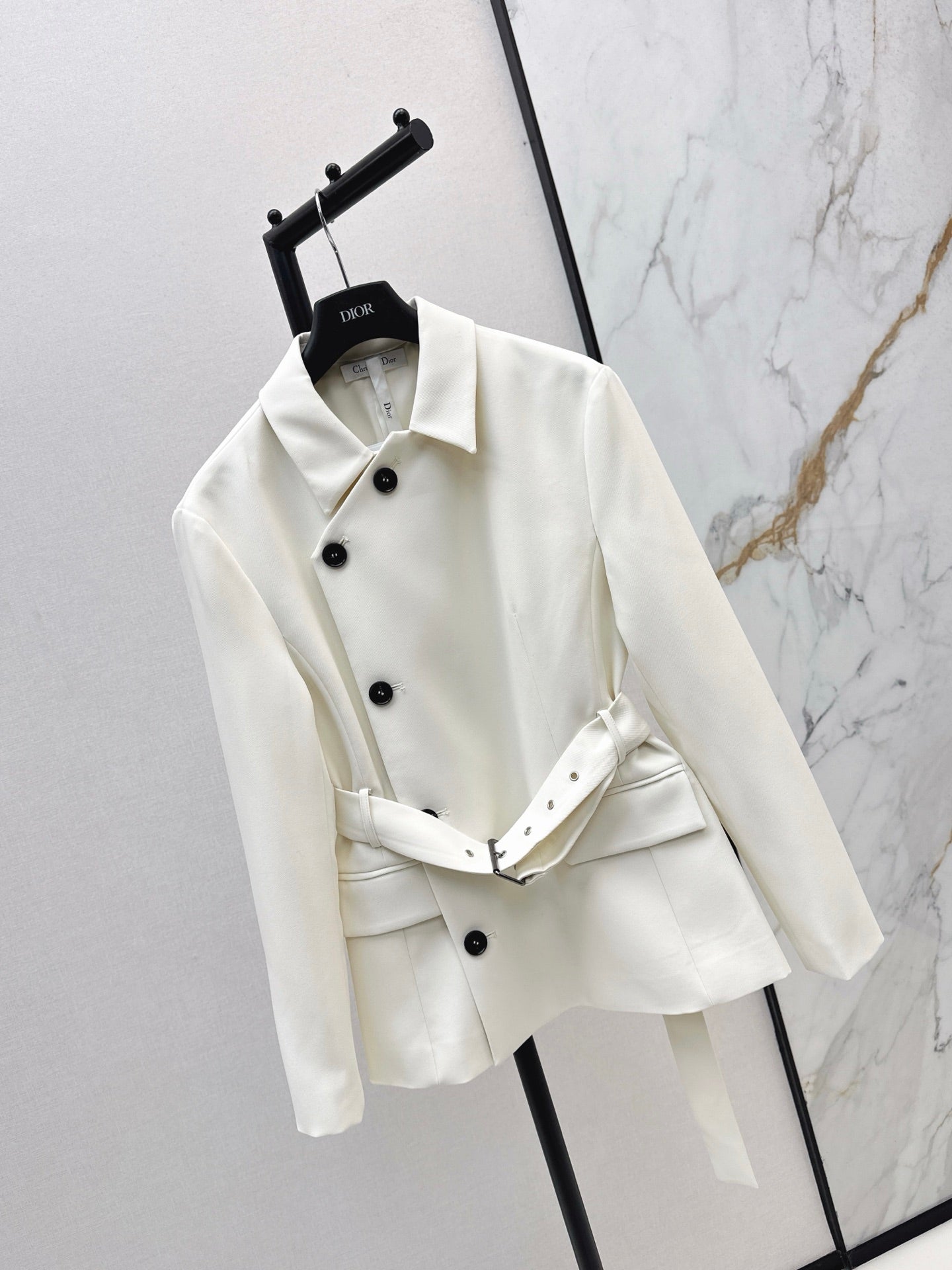 Di 25 New slanted buckle waistband suit jacket（WHITE/BLACK）