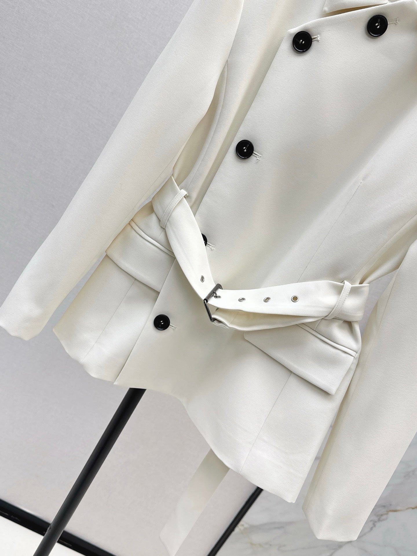 Di 25 New slanted buckle waistband suit jacket（WHITE/BLACK）