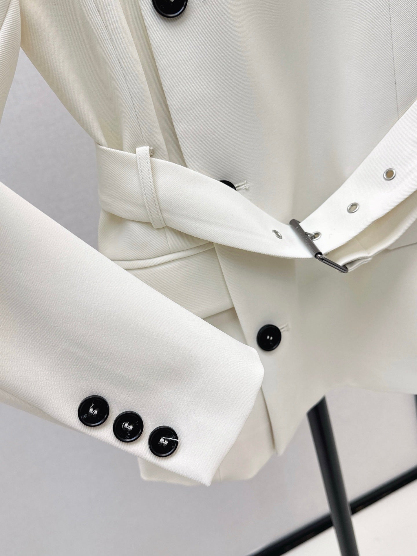 Di 25 New slanted buckle waistband suit jacket（WHITE/BLACK）