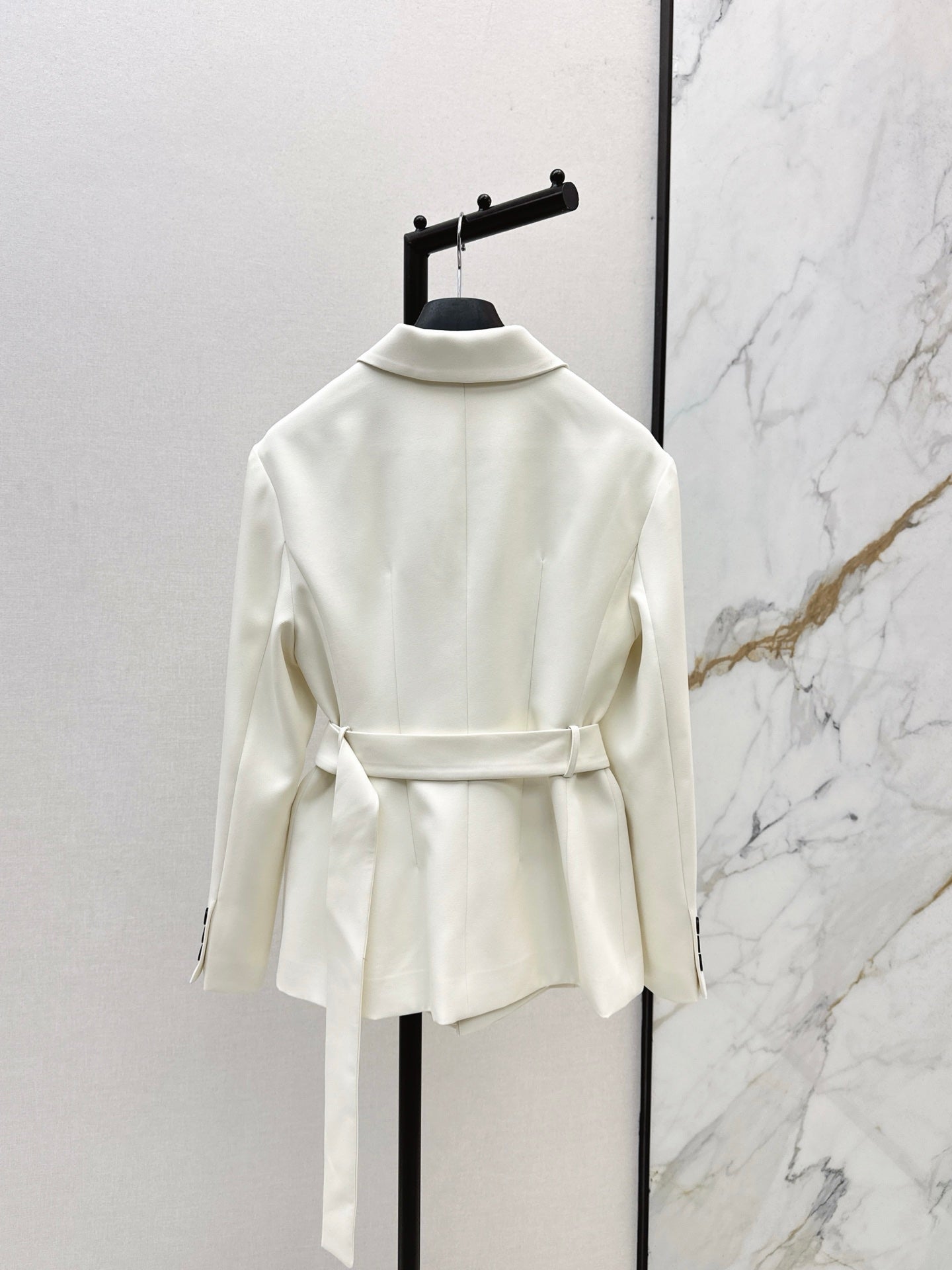 Di 25 New slanted buckle waistband suit jacket（WHITE/BLACK）