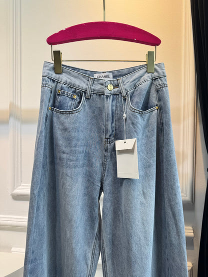 C 25 New distressed light wash jeans with logo letter design on waist