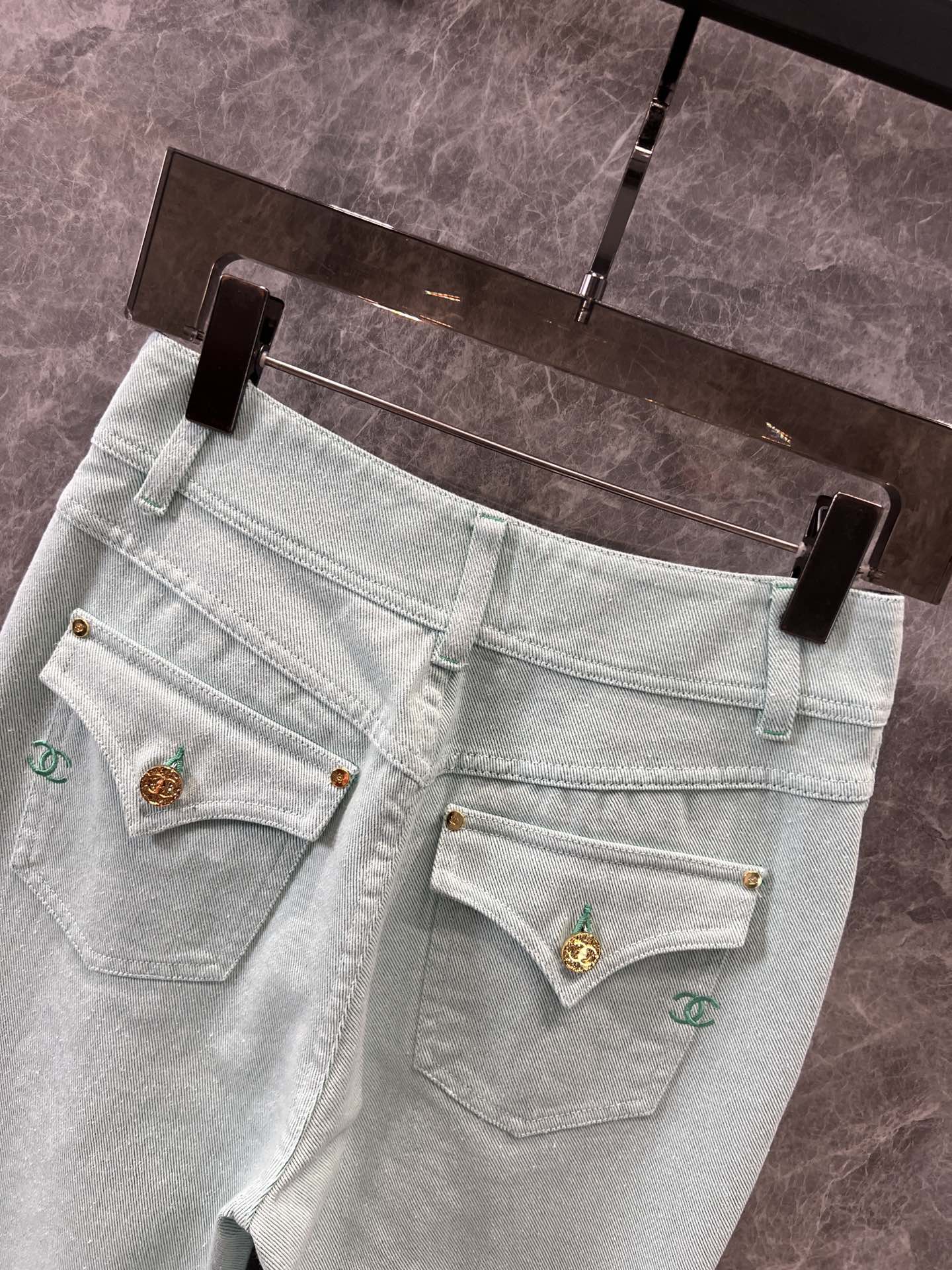 C 25 Two-button micro-logo embroidered green jeans