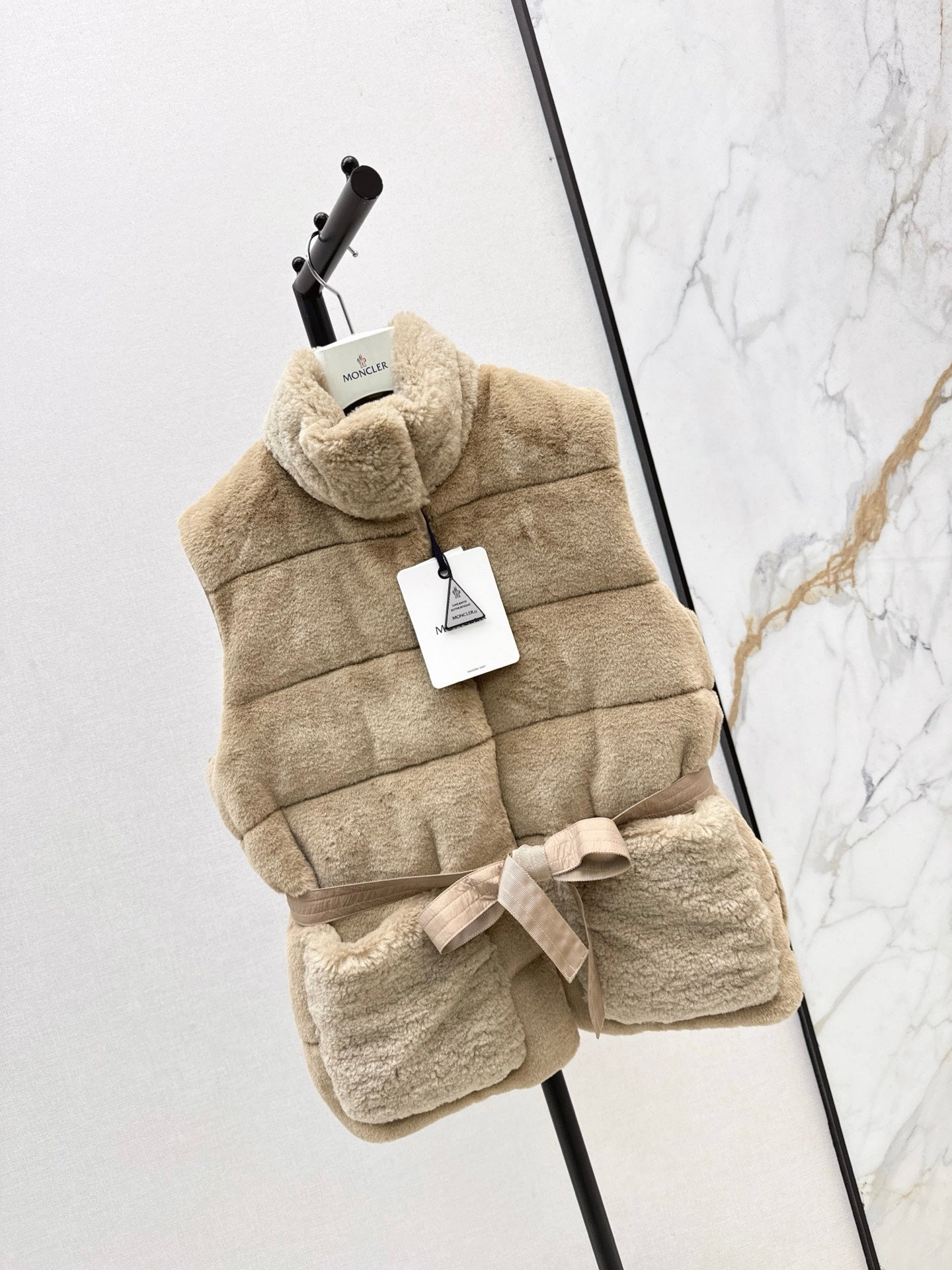 Mon 25 Fluffy stand-up collar down short vest