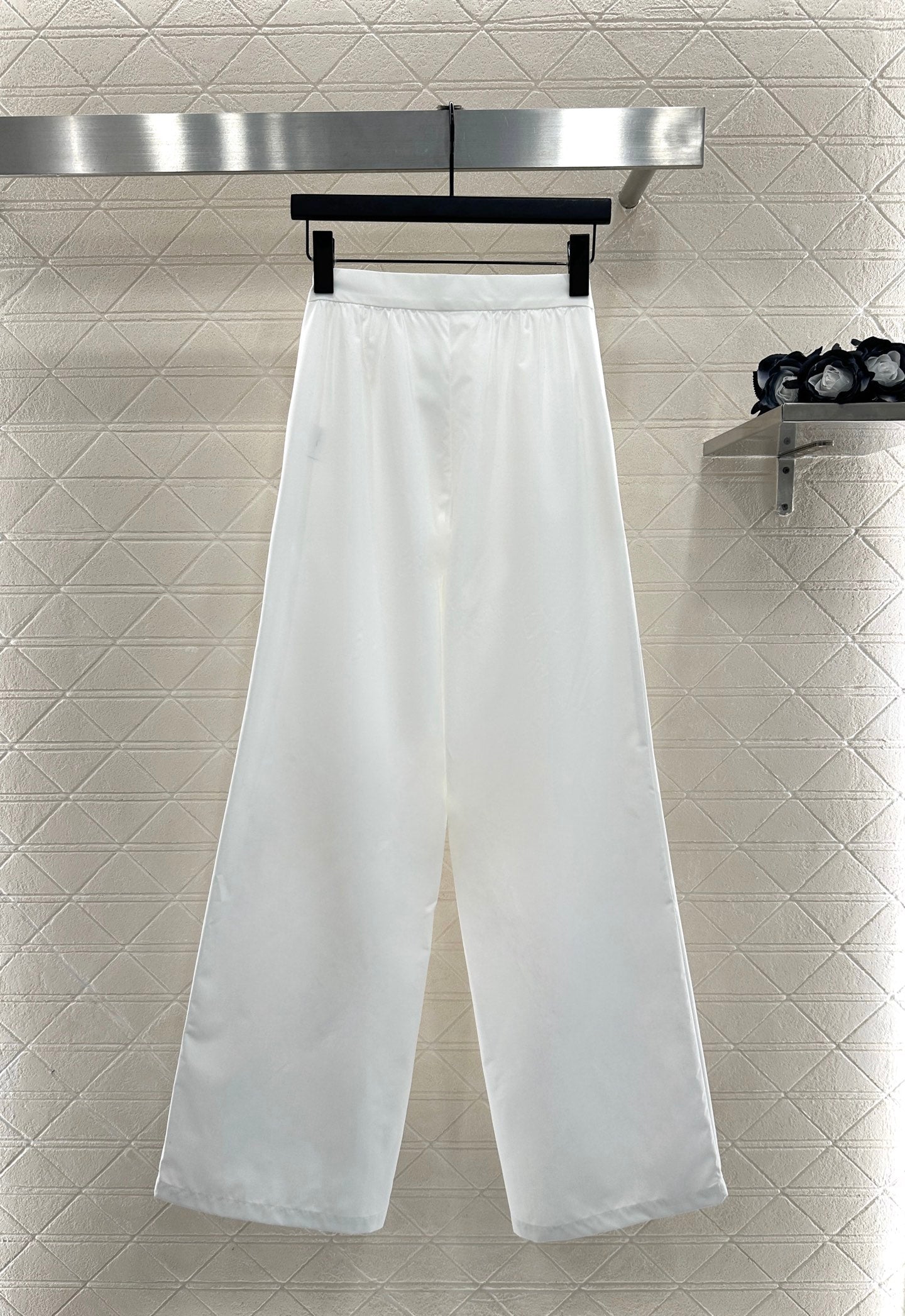 C 25 Pure white model trousers