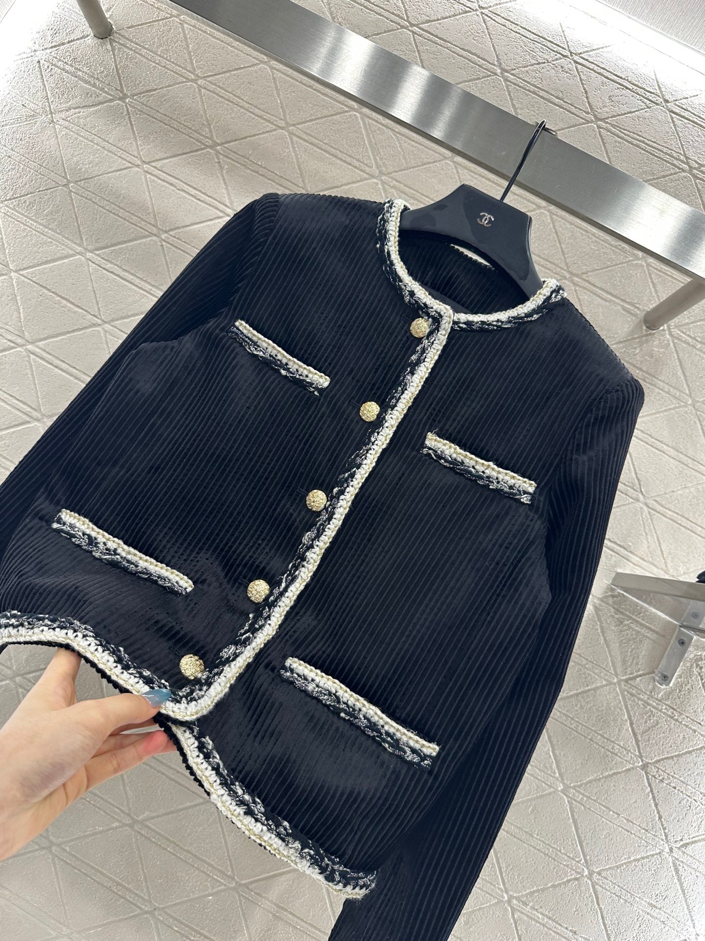 C 25 Hemmed corduroy vertical stripe jacket