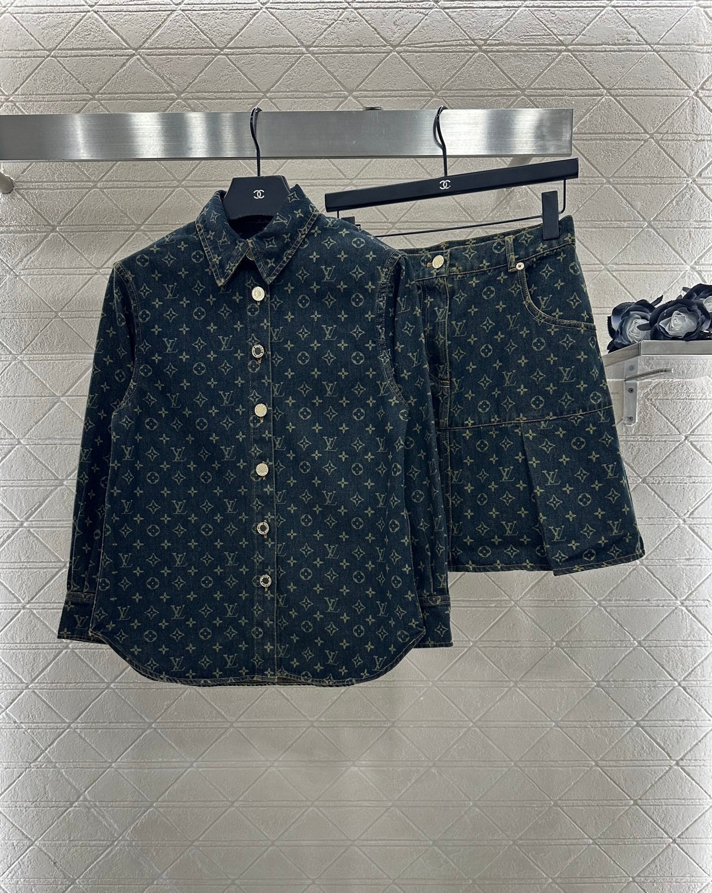 L 25 Denim shirt + pleated skirt set