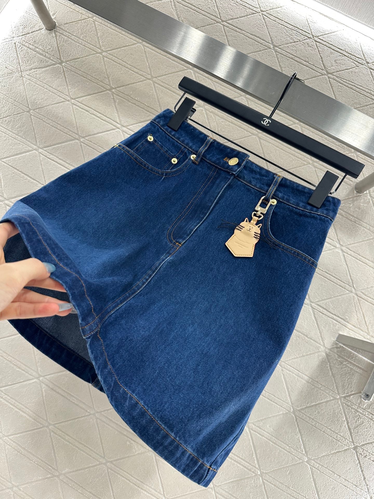 L 25 Cat keychain hip skirt