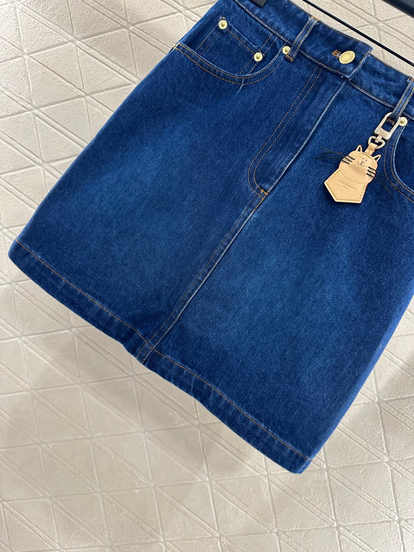 L 25 Cat keychain hip skirt