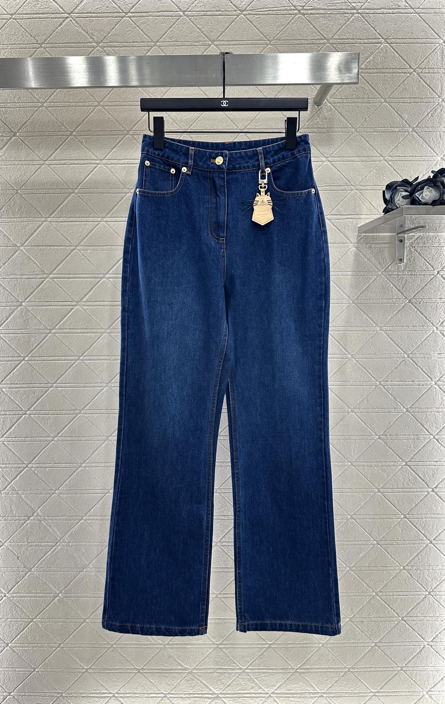 L 25 Cat keychain jeans