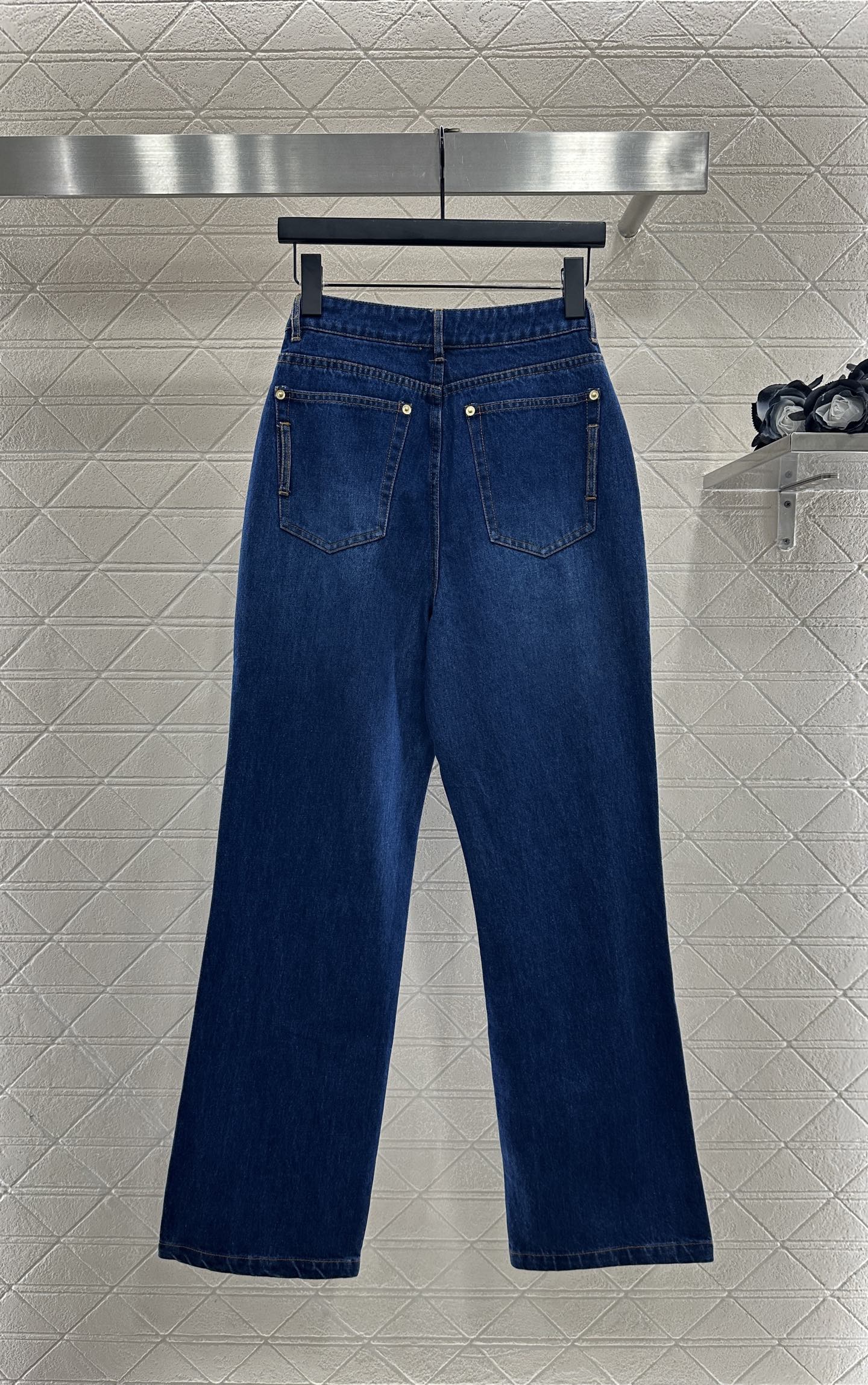 L 25 Cat keychain jeans