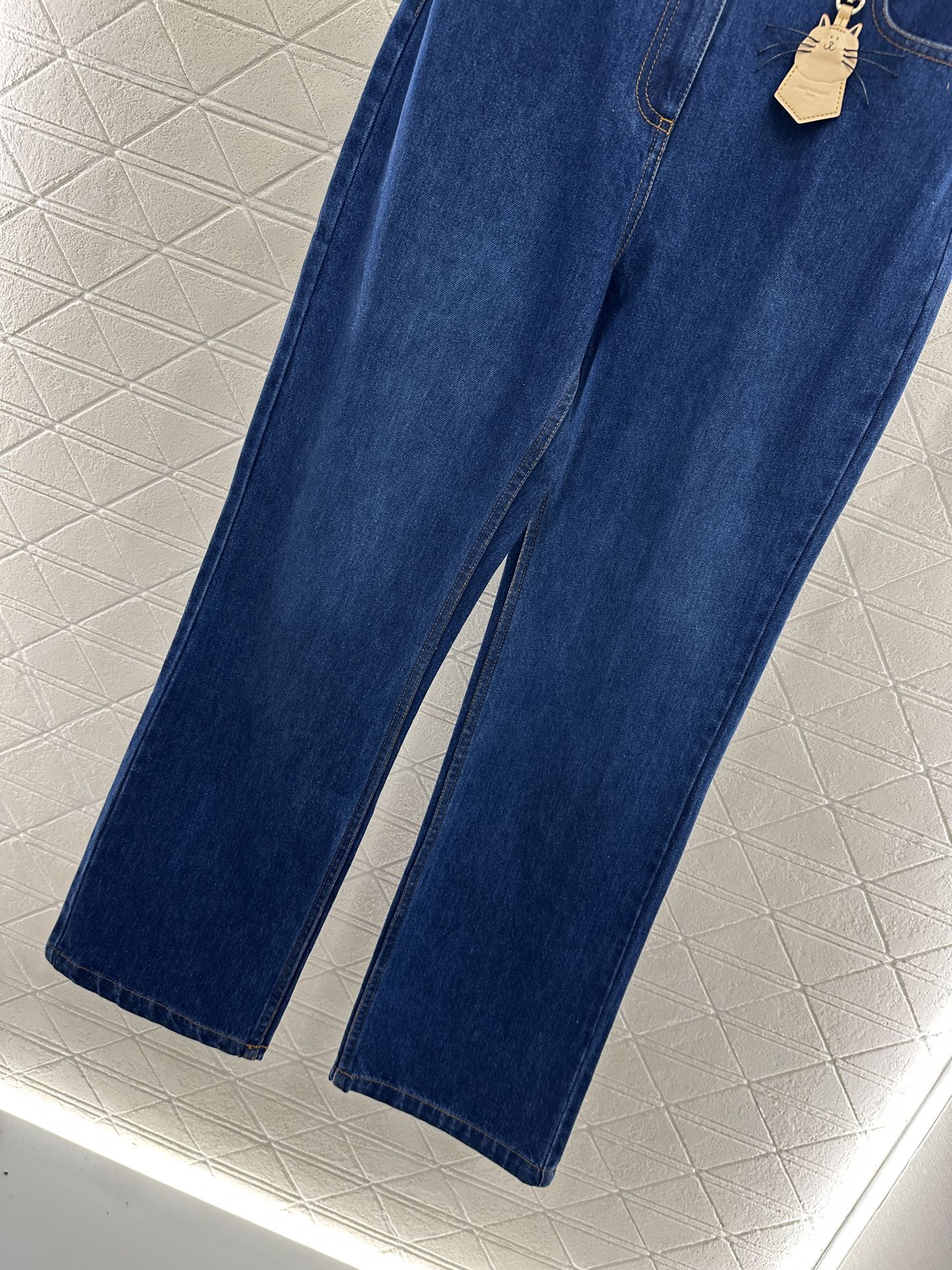 L 25 Cat keychain jeans