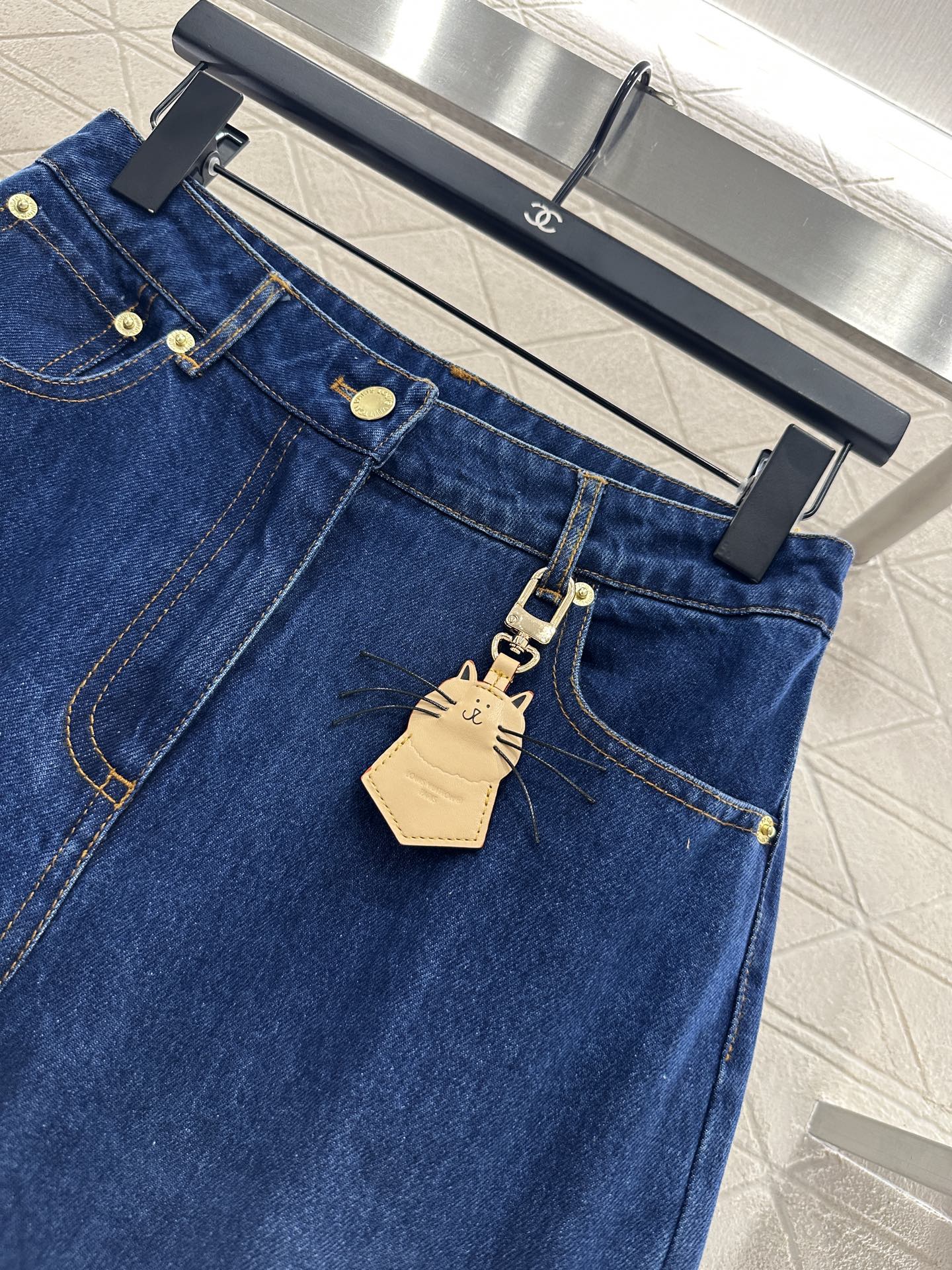 L 25 Cat keychain jeans