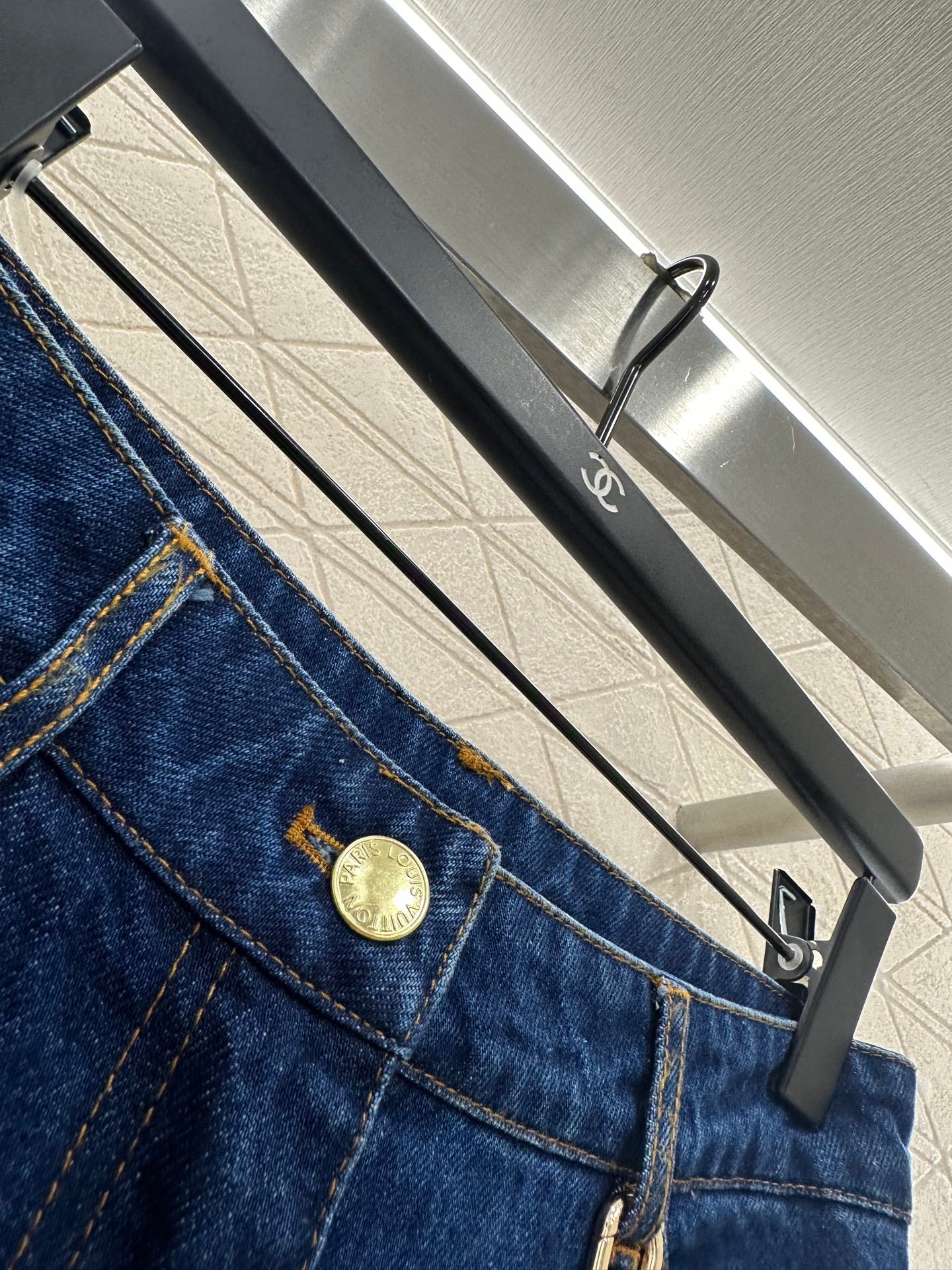 L 25 Cat keychain jeans