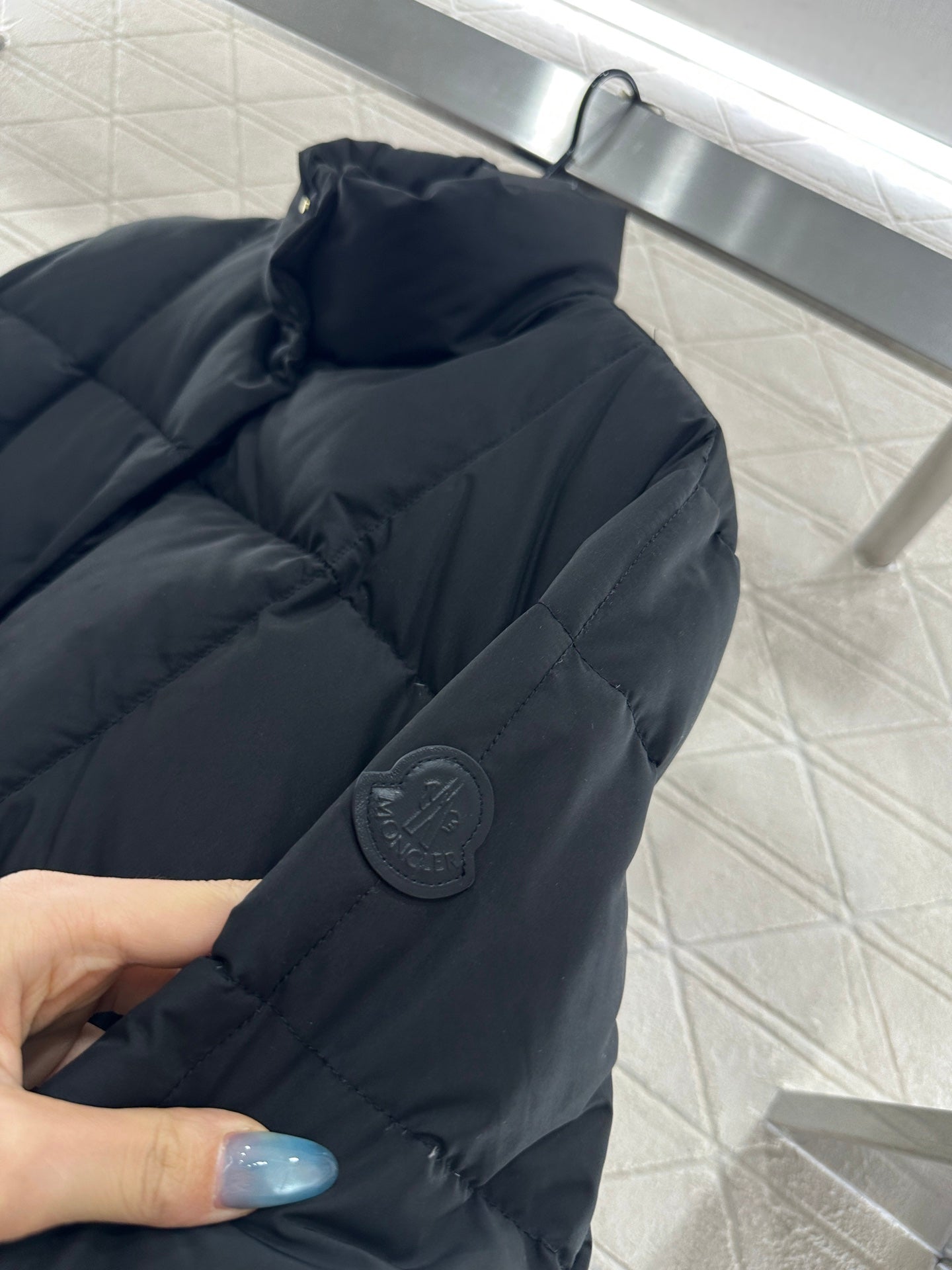 Mon 25 embossed stand collar down jacket