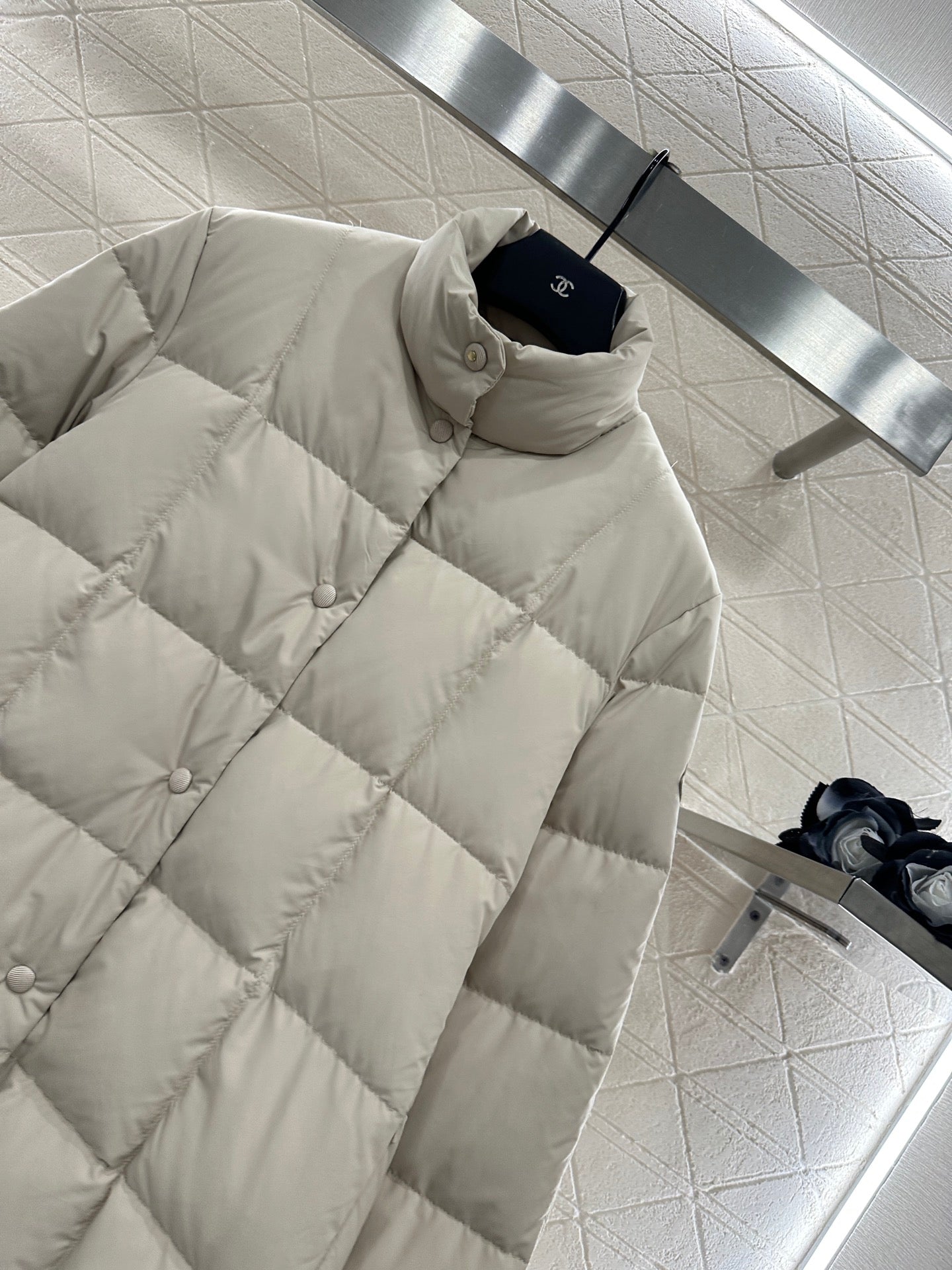 Mon 25 embossed stand collar down jacket