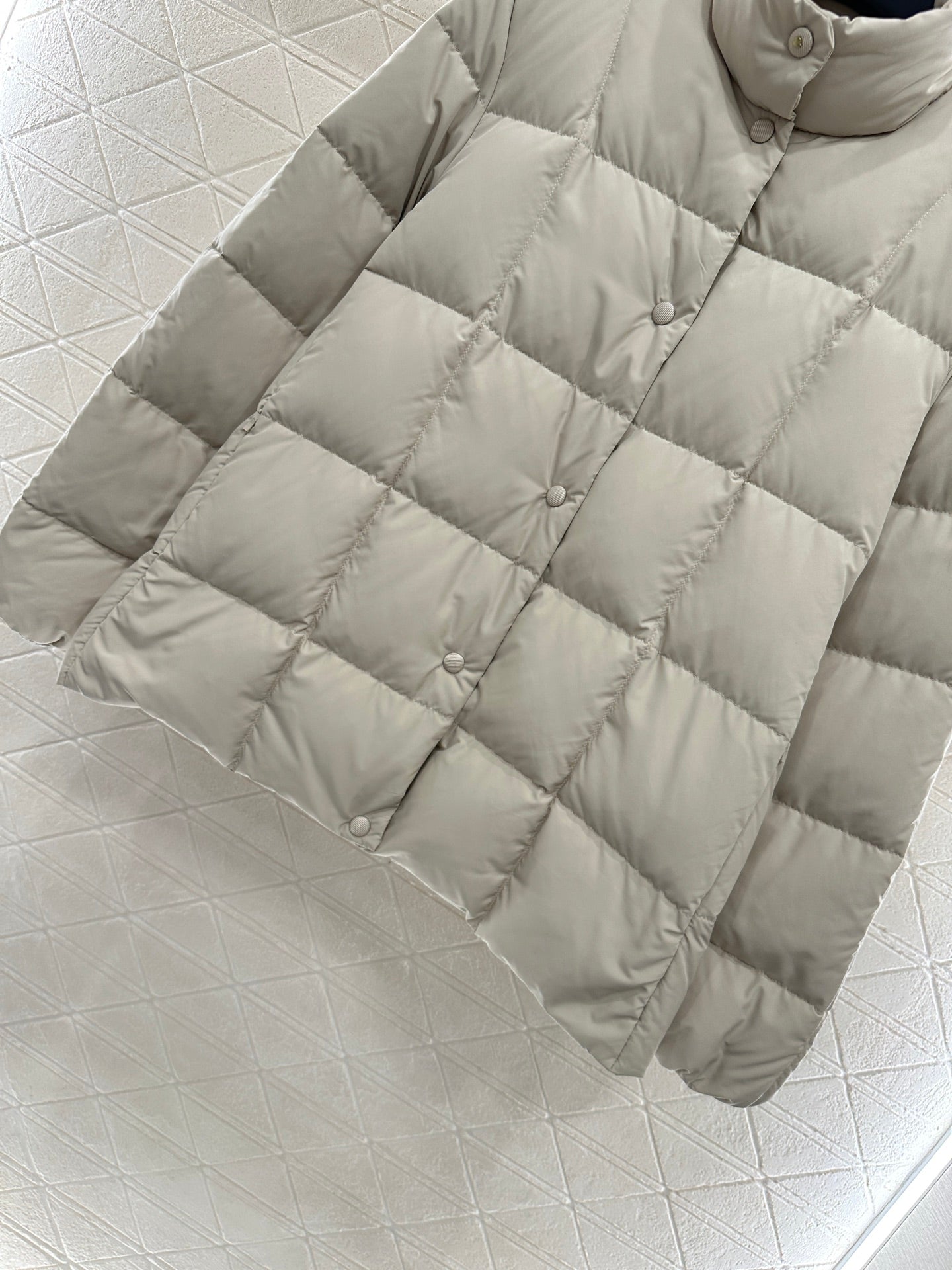 Mon 25 embossed stand collar down jacket