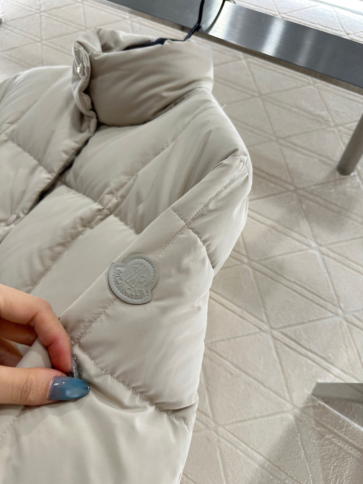 Mon 25 embossed stand collar down jacket