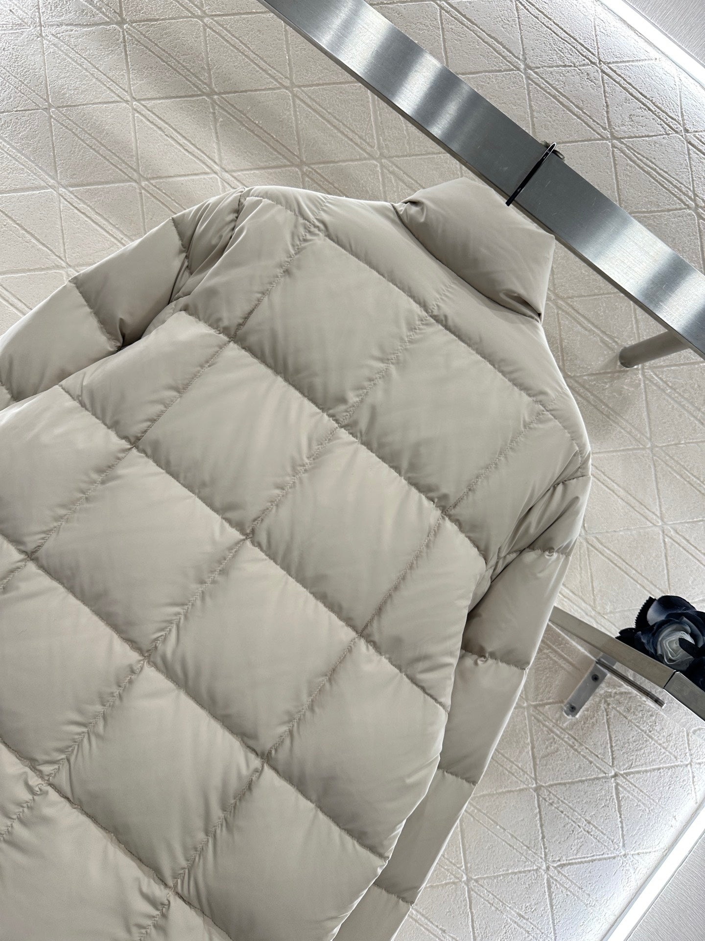 Mon 25 embossed stand collar down jacket