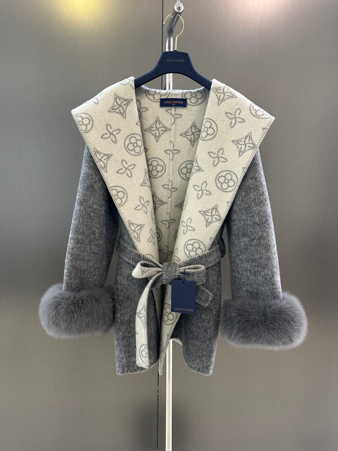 L 25fw Wool blend coat with detachable cuffs made of imported white fox fur(BROWN/GRAY)