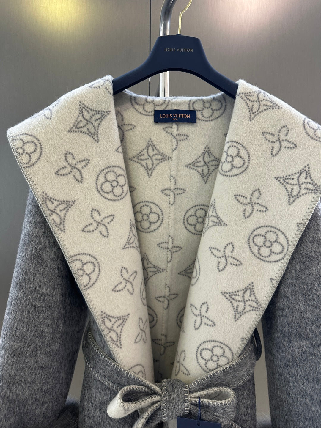 L 25fw Wool blend coat with detachable cuffs made of imported white fox fur(BROWN/GRAY)