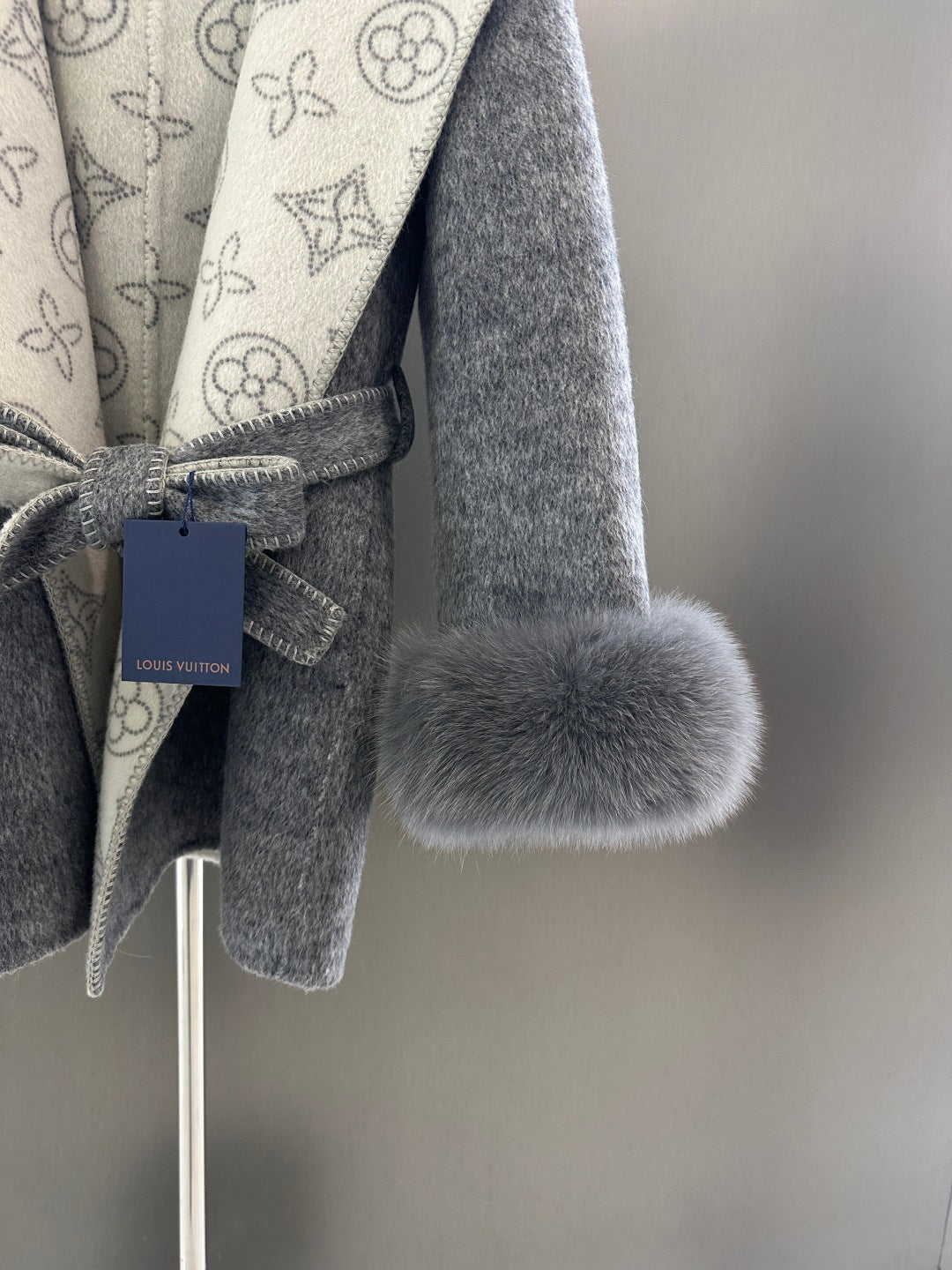 L 25fw Wool blend coat with detachable cuffs made of imported white fox fur(BROWN/GRAY)