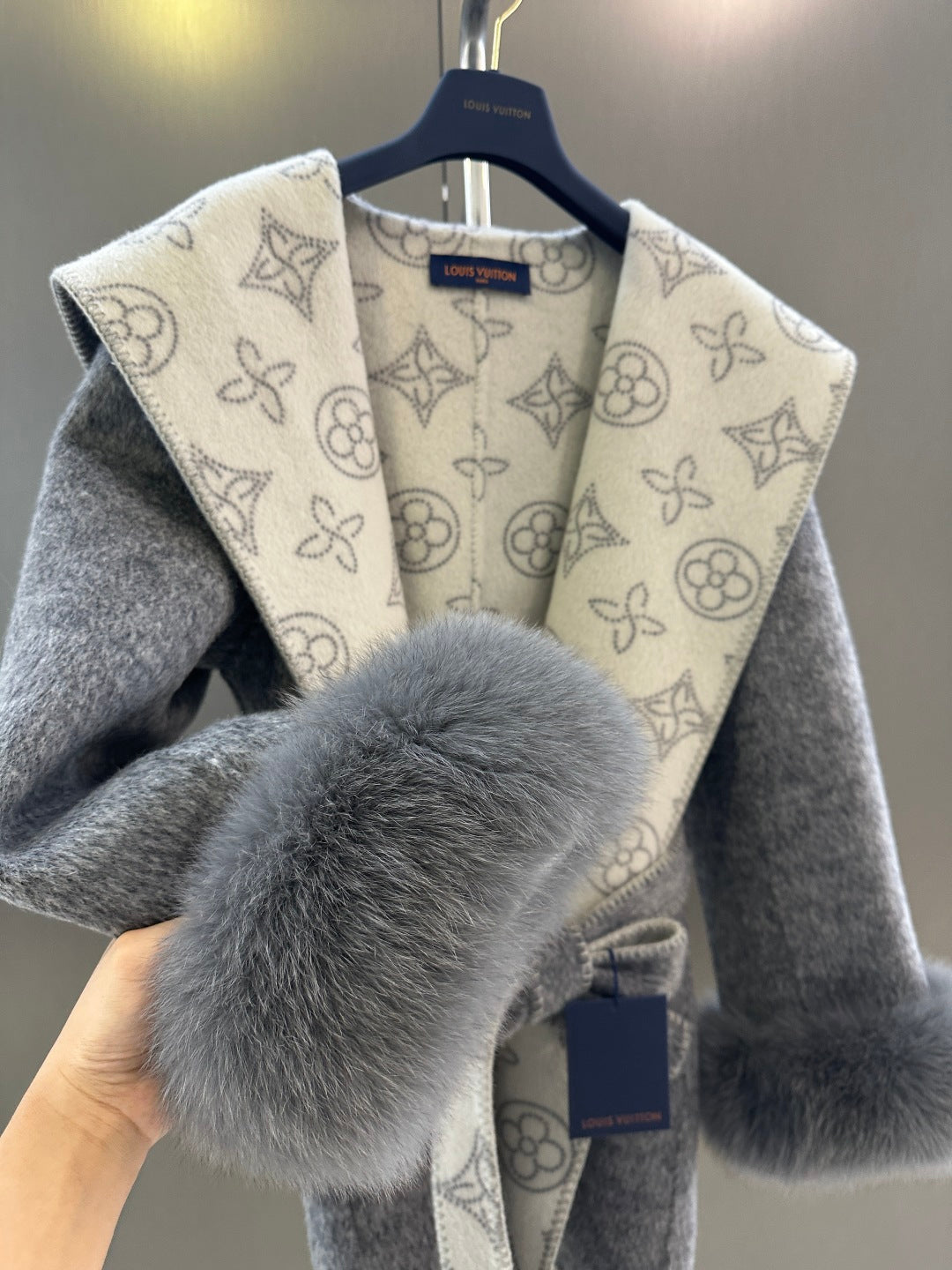 L 25fw Wool blend coat with detachable cuffs made of imported white fox fur(BROWN/GRAY)