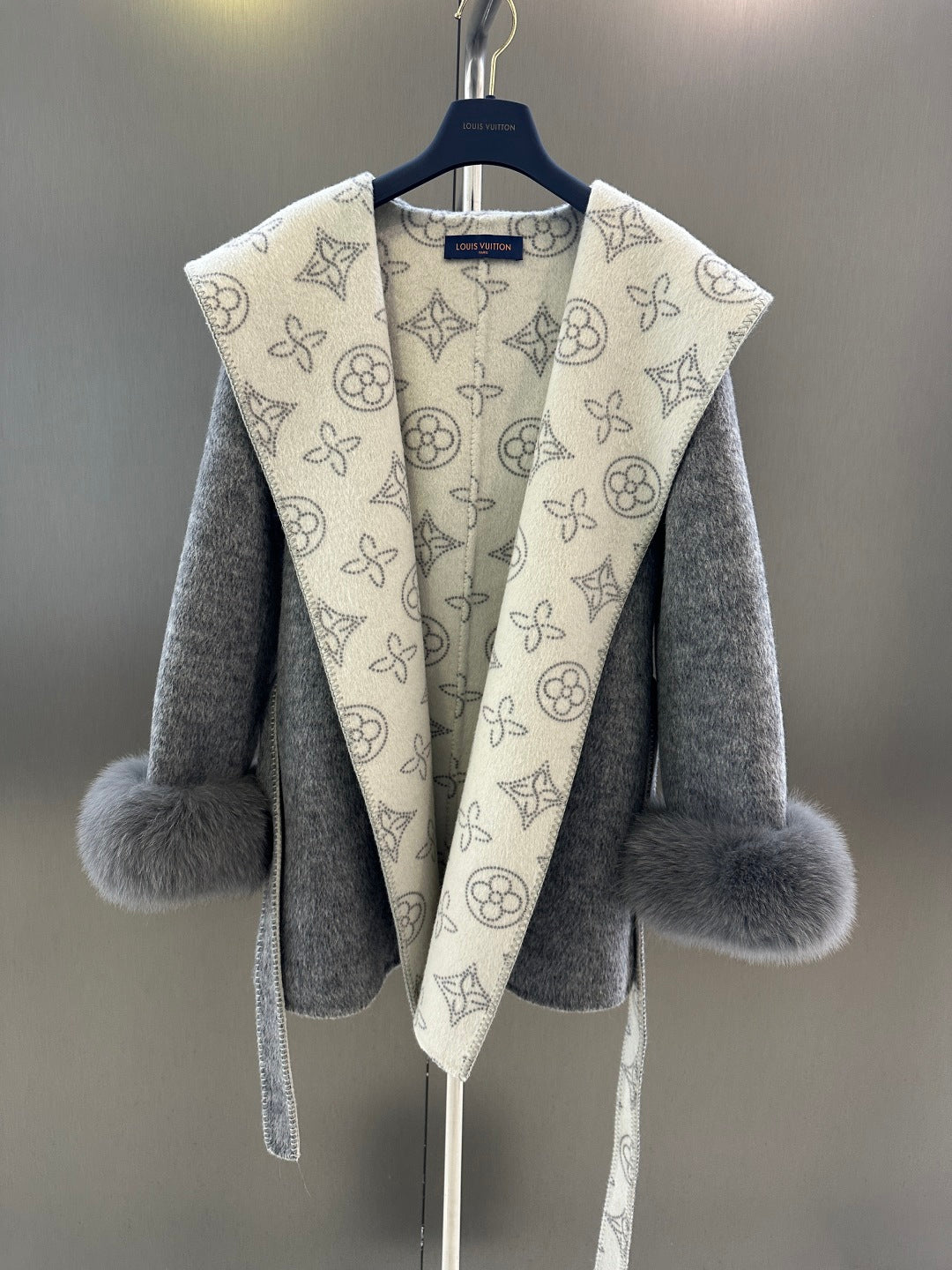 L 25fw Wool blend coat with detachable cuffs made of imported white fox fur(BROWN/GRAY)
