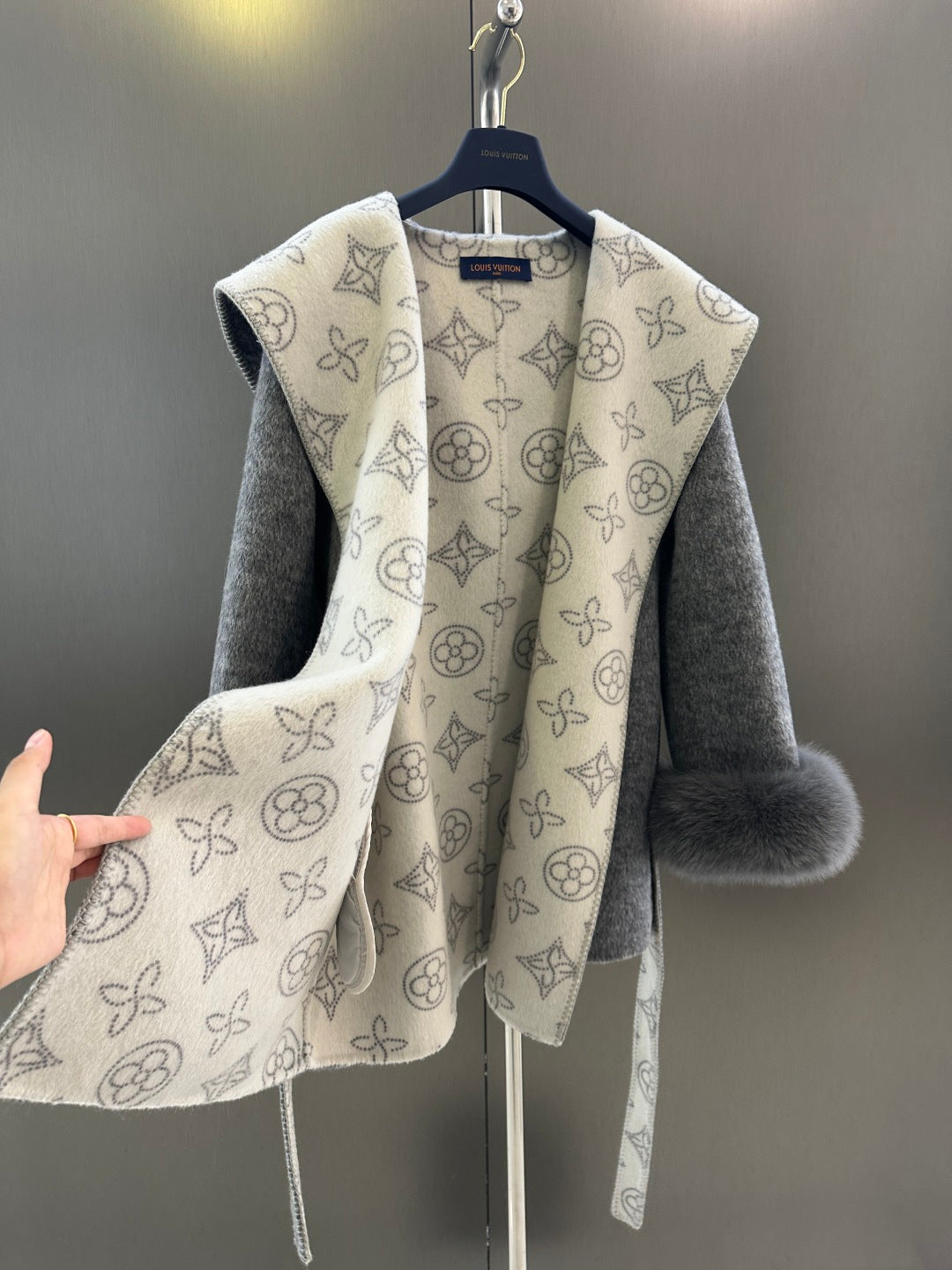 L 25fw Wool blend coat with detachable cuffs made of imported white fox fur(BROWN/GRAY)