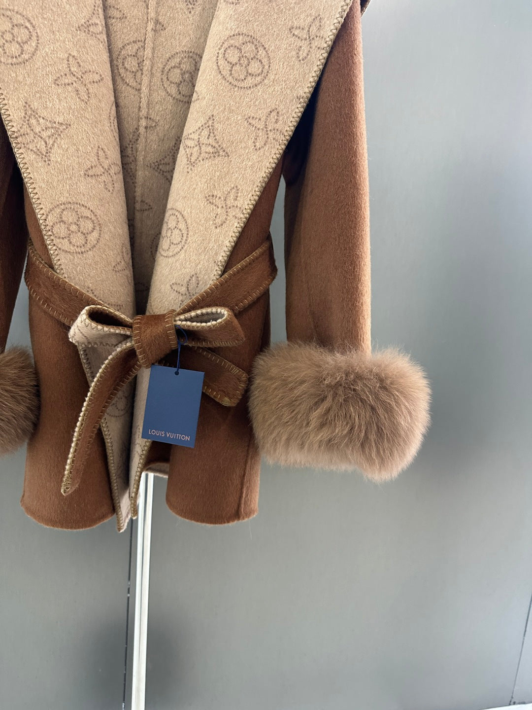 L 25fw Wool blend coat with detachable cuffs made of imported white fox fur(BROWN/GRAY)