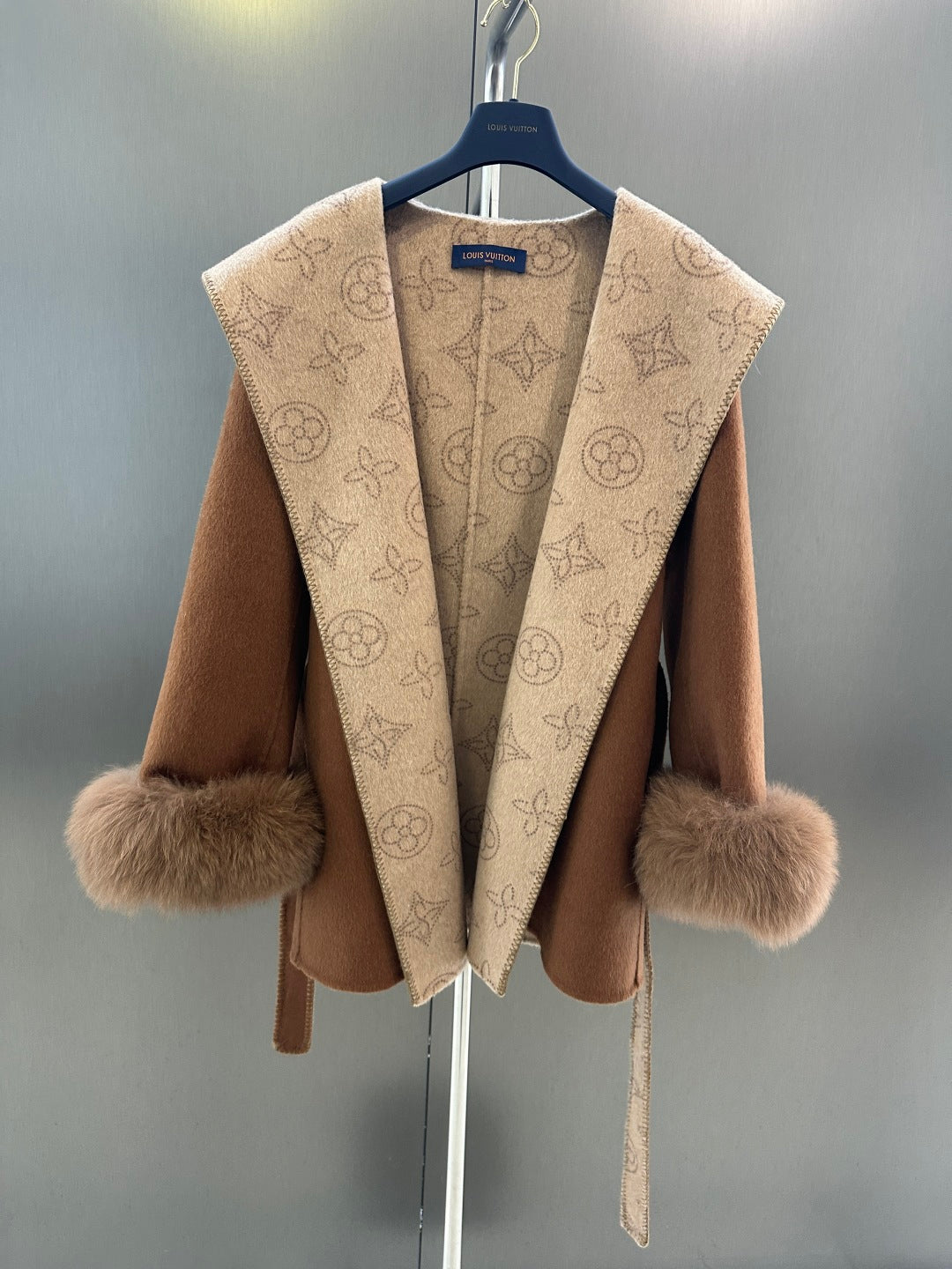 L 25fw Wool blend coat with detachable cuffs made of imported white fox fur(BROWN/GRAY)