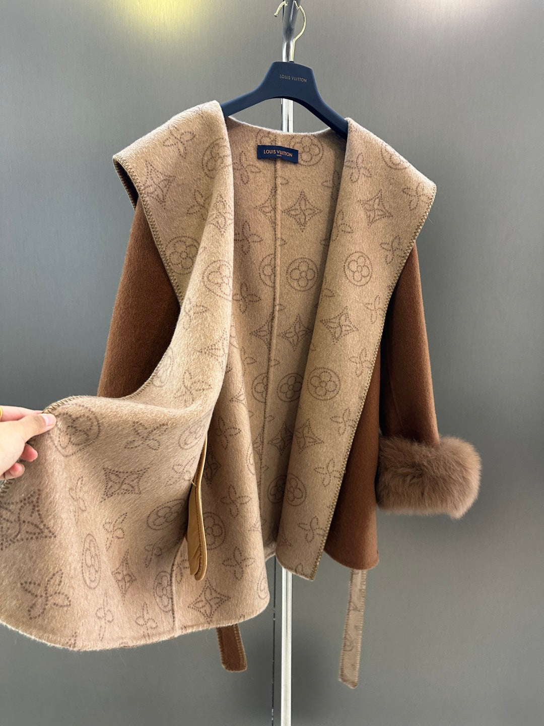 L 25fw Wool blend coat with detachable cuffs made of imported white fox fur(BROWN/GRAY)