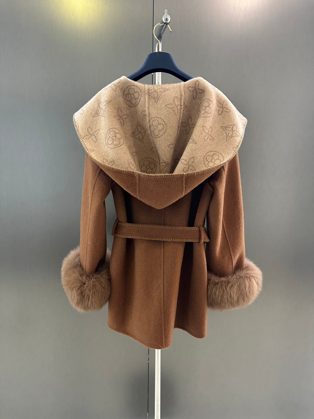 L 25fw Wool blend coat with detachable cuffs made of imported white fox fur(BROWN/GRAY)